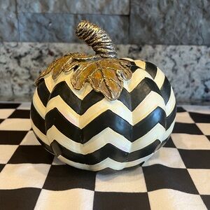 Mackenzie-Childs Black & White Chevron
Pumpkin. EUC! 🖤🤍